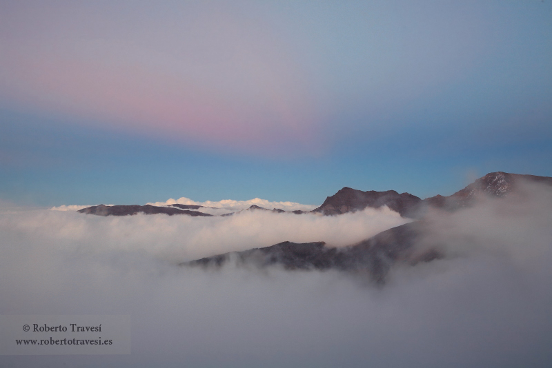 Mar de nubes al anochecer