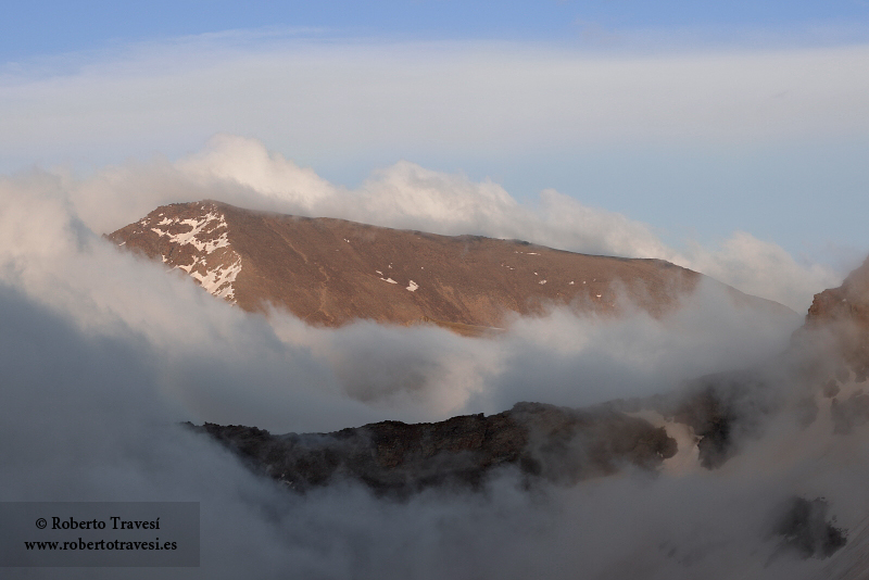 Baño de nubes y luz en el Mulhacén